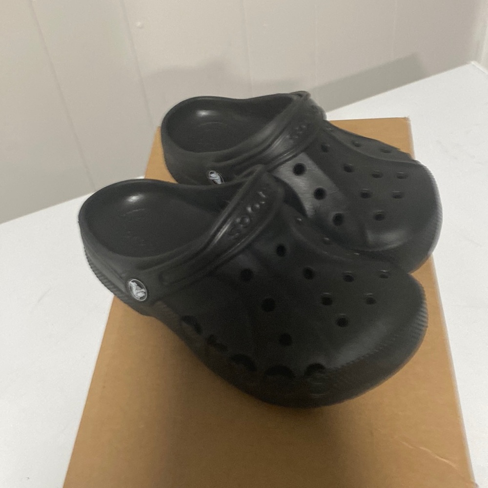 Big kids black crocs Excellent used condition.